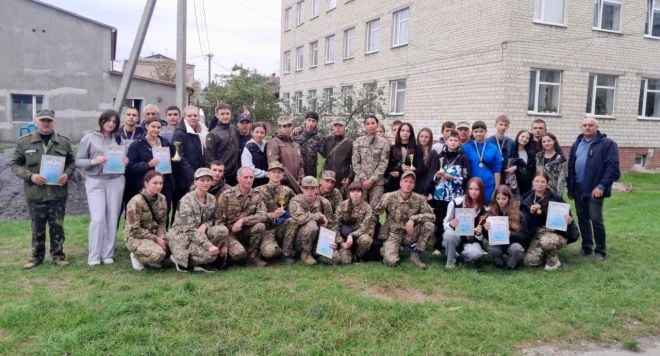 Юнаки та дівчата Шепетівської громади змагалися у стрільбі з пневматичної гвинтівки