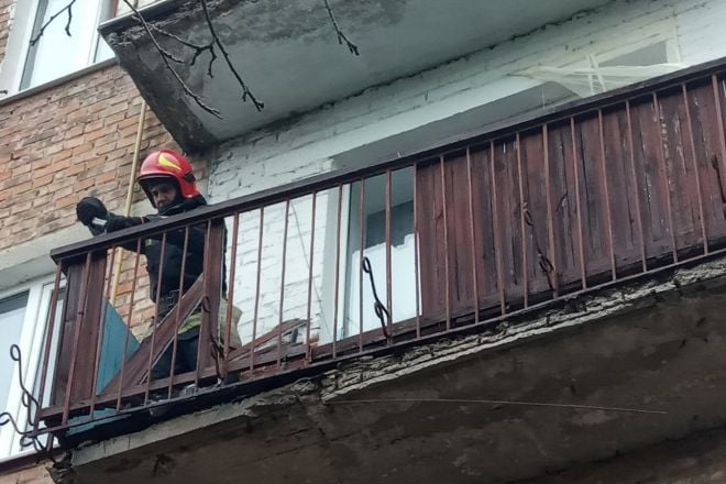 Через пориви вітру рятувальникам довелось демонтувати аварійний балкон