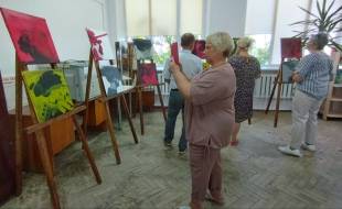«Фарби дихають війною»: у Полонному відкрили виставку полеглого військового художника