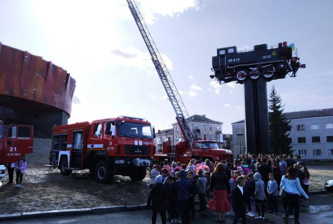 Рятувальники показали шепетівчанам свою техніку