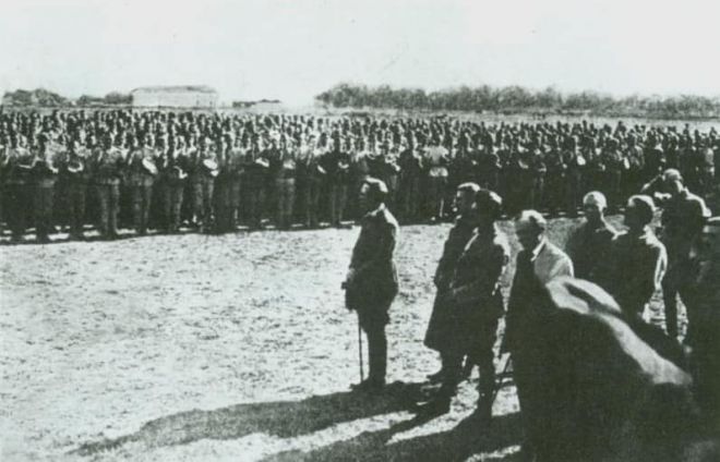 Головний отаман Симон Петлюра (у центрі) і полковник Євген Коновалець (праворуч за С. Петлюрою) приймають присягу у вишколі Січових Стрільців. Старокостянтинів, літо 1919 р.