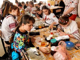 Школярі розписували писанки