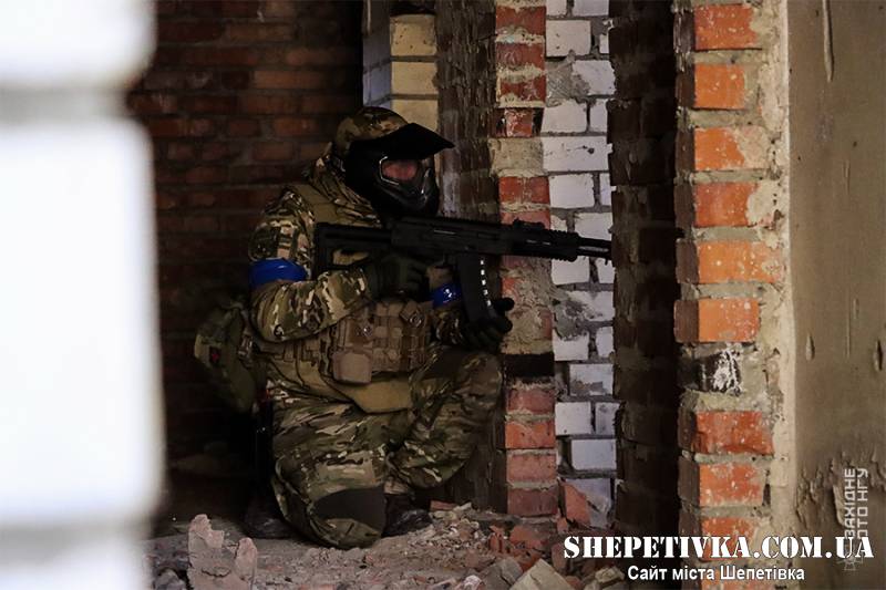 Нетішинські нацгвардійці відпрацьовували бій у місті з використанням дронів