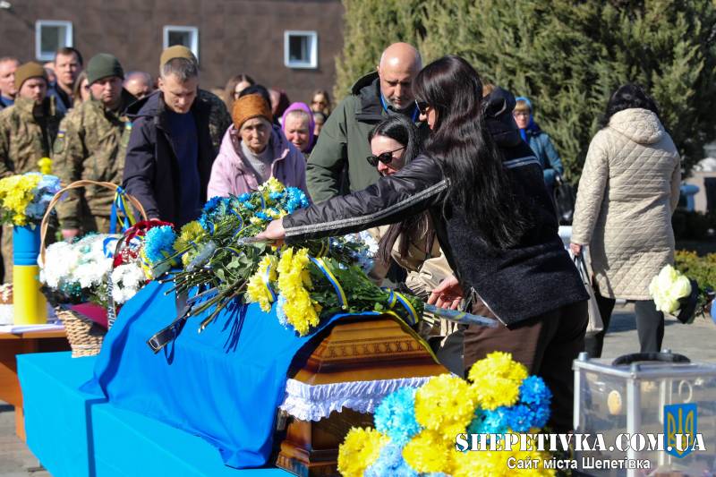 Мужньо воював за Україну, але смерть наздогнала вдома: Нетішин провів в останню путь Олександра Толкача