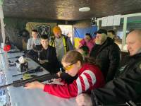 У Шепетівці юнаки й дівчата змагалися у стрільбі з пневматичної зброї