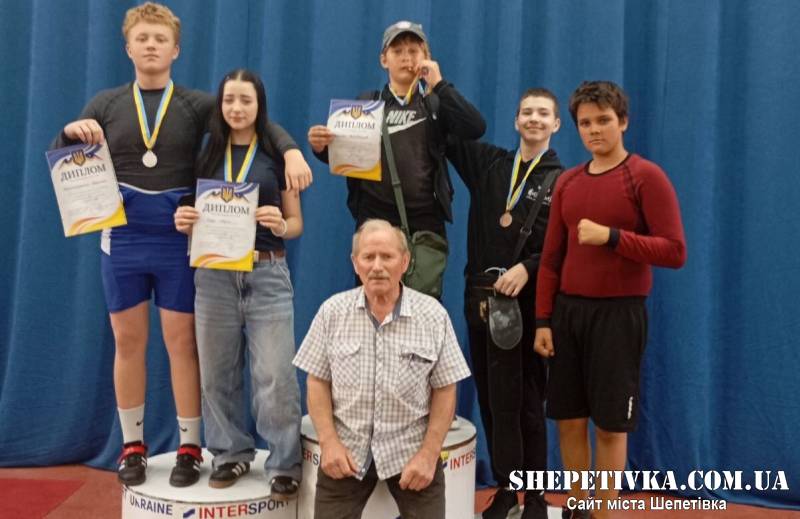 Юні важкоатлети Шепетівки здобули комплект нагород на чемпіонаті області у Городку