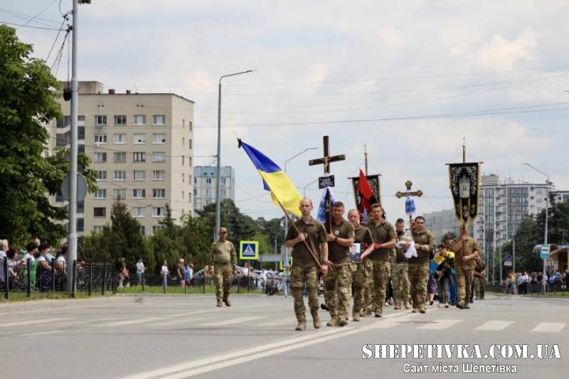 «Вірний присязі, вірний Україні»: у Нетішині провели в останню дорогу захисника Миколу Рижика