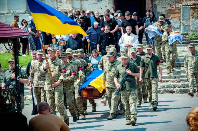 Юний волонтер та розробник дронів: у Білогір’ї прощались із Максимом Старостіним