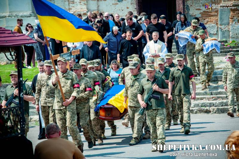 Юний волонтер та розробник дронів: у Білогір’ї прощались із Максимом Старостіним