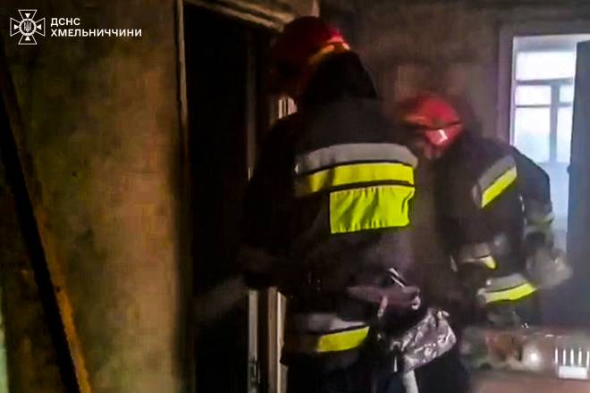В Ізяславі рятувальники ліквідували пожежу в житловому будинку