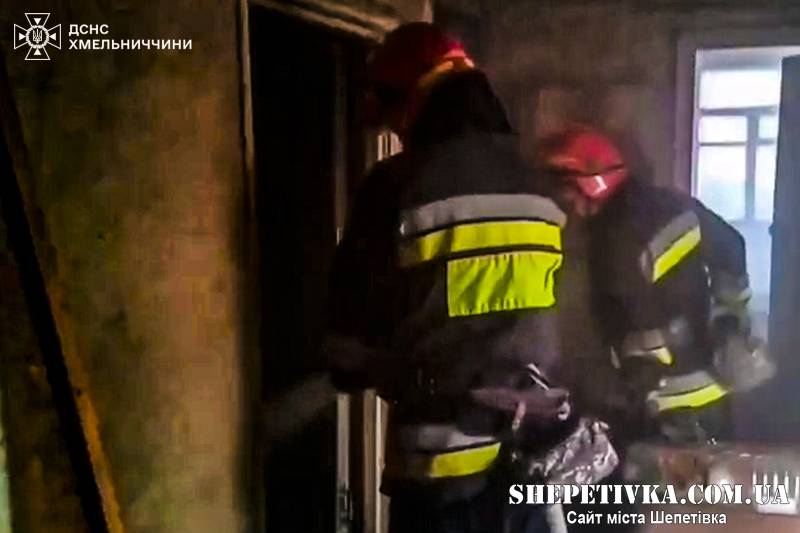 В Ізяславі рятувальники ліквідували пожежу в житловому будинку