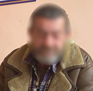 На Шепетівщині чоловік неодноразово бив свою літню матір: який вирок суду