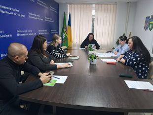 Паркування на газоні та "жарти" по телефону: за що штрафують у Нетішині