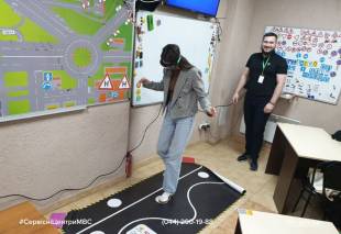 Майбутні водії у сервісному центрі випробували «п&#039;яні окуляри»