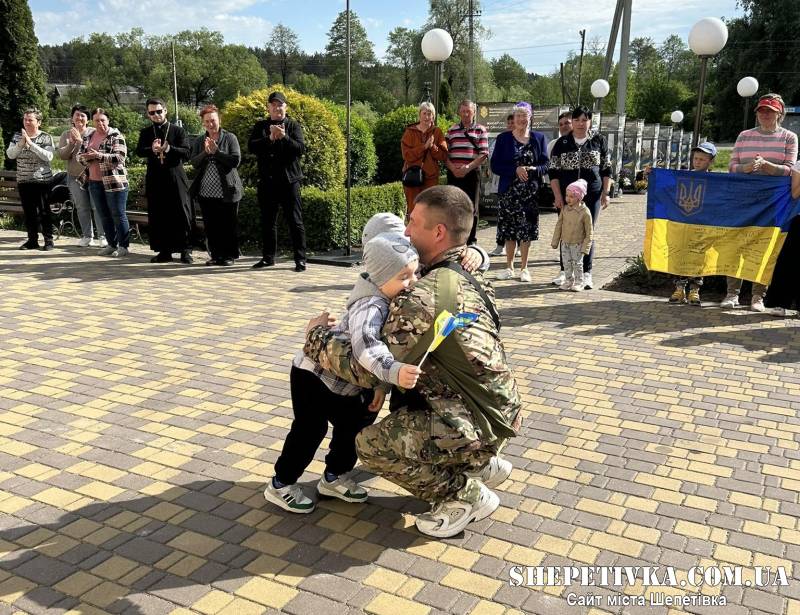 Крупецька громада зі сльозами та короваєм зустріла визволеного з полону Федора Рая