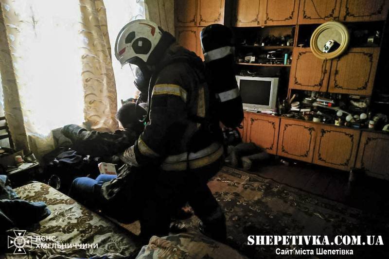 На Шепетівщині під час пожежі вогнеборці врятували трьох людей
