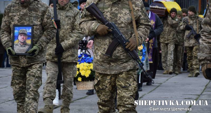 Рік болючого чекання: Шепетівка провела в останню земну дорогу полеглого воїна Володимира Кондратюка