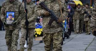 Рік болючого чекання: Шепетівка провела в останню земну дорогу полеглого воїна Володимира Кондратюка