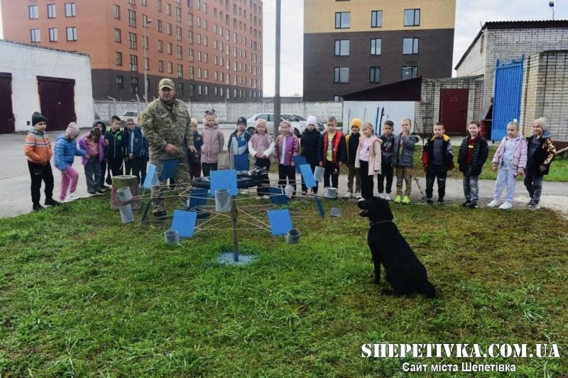 На Шепетівщині школярі відвідали поліцейський кінологічний центр