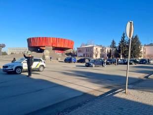 У роковини повномасштабного вторгнення Шепетівська громада завмерла у хвилині мовчання та скорботи