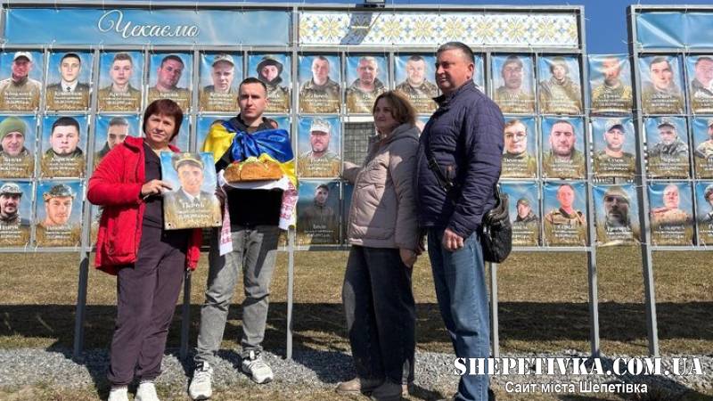 Василь Ткачук зняв фото із стели воїнів, яких чекають