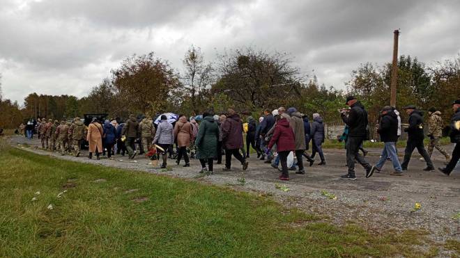 У селі Поляна в останню земну дорогу провели захисника Каліновського Віталія Ярославовича