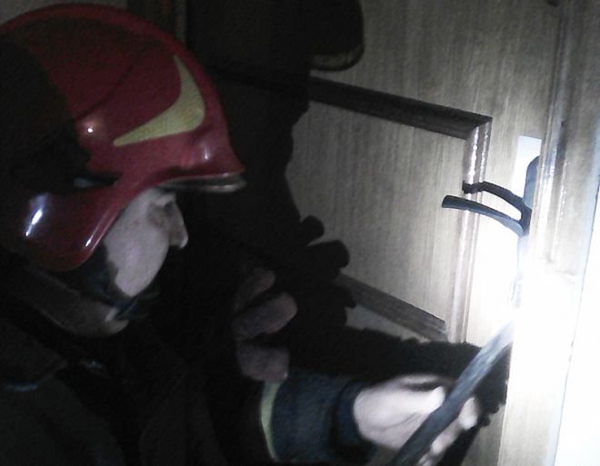 Шепетівські рятувальники вибили двері, щоб допомогти хворому старенькому