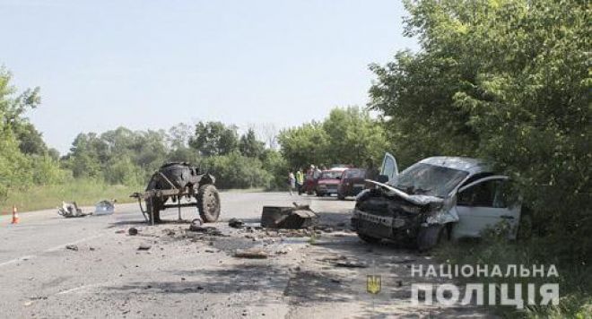 На Шепетівщині причеп зі смолою, відірвавшись від вантажівки, влетів у зустрічний автомобіль