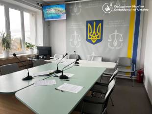 Перевірка омбудсмана в Ізяславському суді: виявлено порушення умов тримання та конвоювання обвинувачених