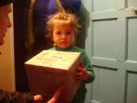 Маленька Сона отримала подарунок із Польщі