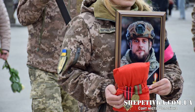 Шепетівка у жалобі: громада попрощалася із молодшим сержантом Денисом Лебедєвим