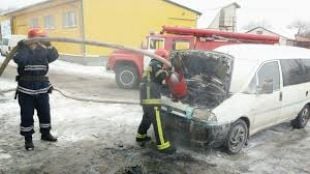 У Шепетівці гасили пожежу легкового автомобіля