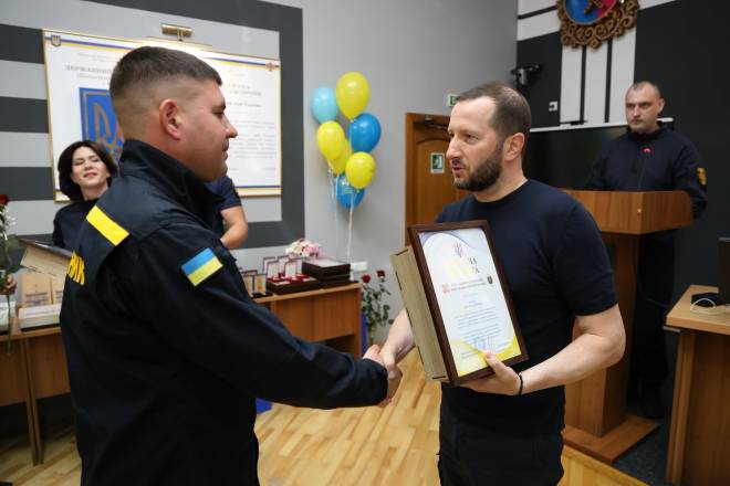 Сергій Тюрін привітав рятувальників Хмельниччини з Днем рятівника та вручив ключі від 14 одиниць спецтехніки