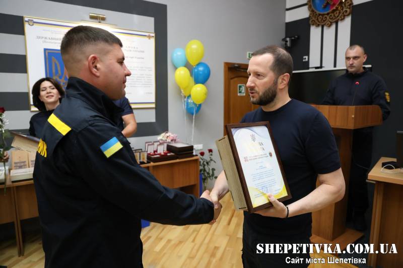 Сергій Тюрін привітав рятувальників Хмельниччини з Днем рятівника та вручив ключі від 14 одиниць спецтехніки