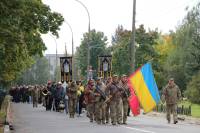 Тяжке поранення не зупинило добровольця: Нетішинська громада прощалася з Олександром Журавлем