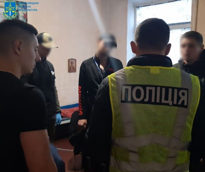 Шахраювали із в’язниці: угрупуванню у Шепетівській виправній колонії повідомлено підозру