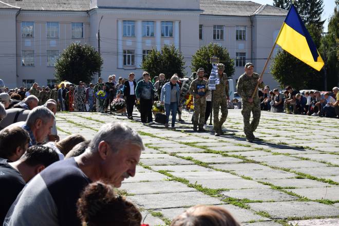 Через рік після загибелі Шепетівська громада попрощалася з воїном Віталієм Мухою