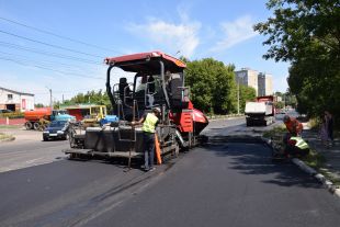 На Старокостянтинівському шосе кладуть фінішний шар асфальту