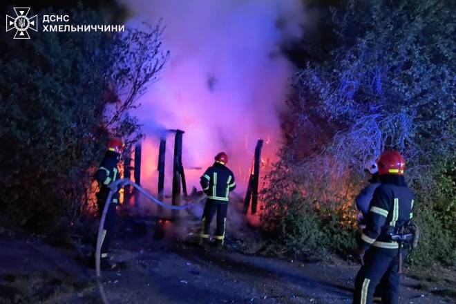 У Шепетівці рятувальники двічі ліквідовували займання господарчих споруд