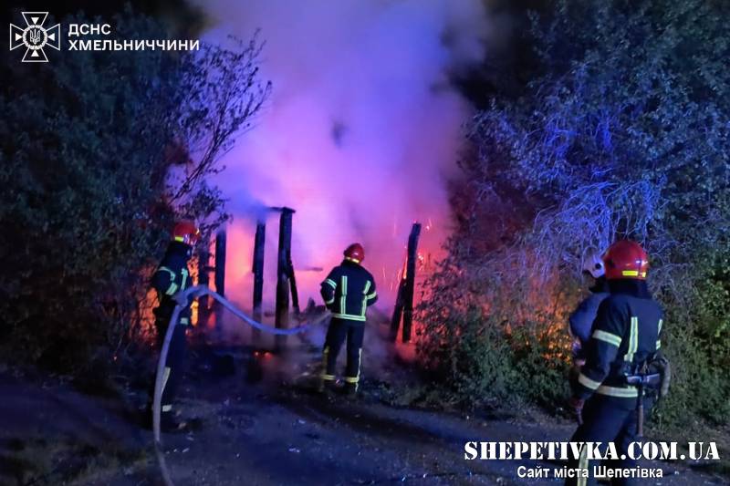 У Шепетівці рятувальники двічі ліквідовували займання господарчих споруд