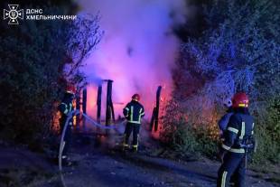 У Шепетівці рятувальники двічі ліквідовували займання господарчих споруд