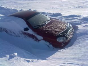 Рятувальники звільнили з кучугур легковик в якому перебувало четверо людей