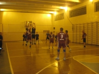 Молодь грала проти ветеранів у волейбол