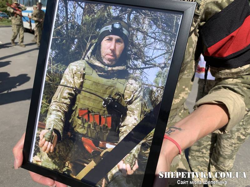 Втрата, яка болить: у Славуті попрощались із полеглим захисником Віталієм Пасічником