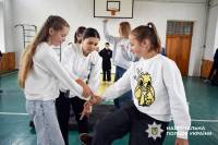 В Ізяславі поліціянтка вчила підопічних школярів прийомам самозахисту