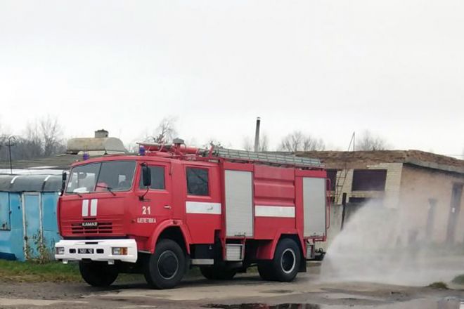 У Шепетівці вогнеборці рятували від знищення господарчу споруду