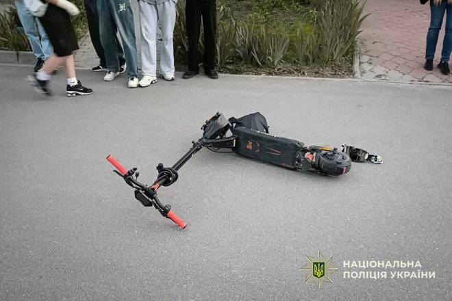 Наїхав на електросамокаті: поліцейські розслідують травмування 7-річної дівчинки