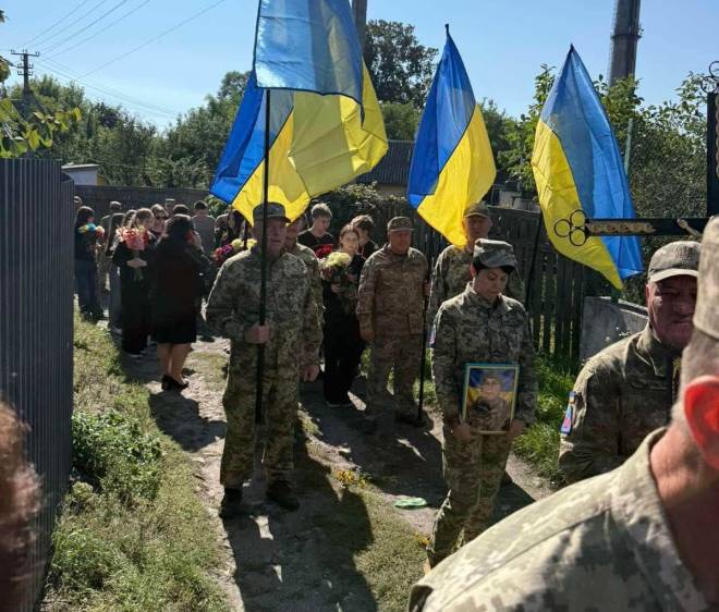 Понінківська громада попрощалася із 42-річним Захисником України Андрієм Козінським