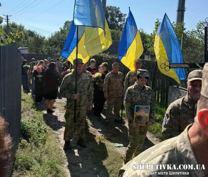 Понінківська громада попрощалася із 42-річним Захисником України Андрієм Козінським