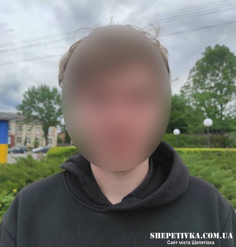 Зґвалтував та побив неповнолітню дівчину, погрожував автоматом їй та її матері: деталі справи